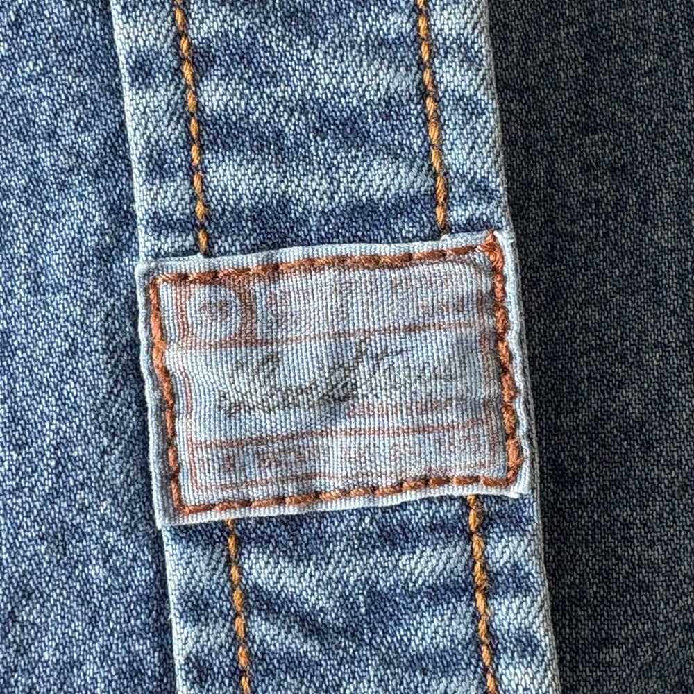Levi’s Classic Stretch Jean Western Ladies Shirt L
Fitted, MedWash, Heavy Weight - Picture 3 of 6